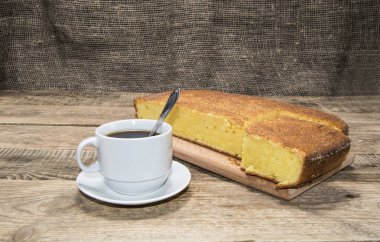 Süzme peynir pasta ve kahve ahşap bir masa üzerinde