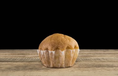 ahşap masa üzerinde küçük kek