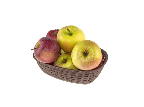 Jabłka w koszu na białym tle na mokro — Zdjęcie stockowe