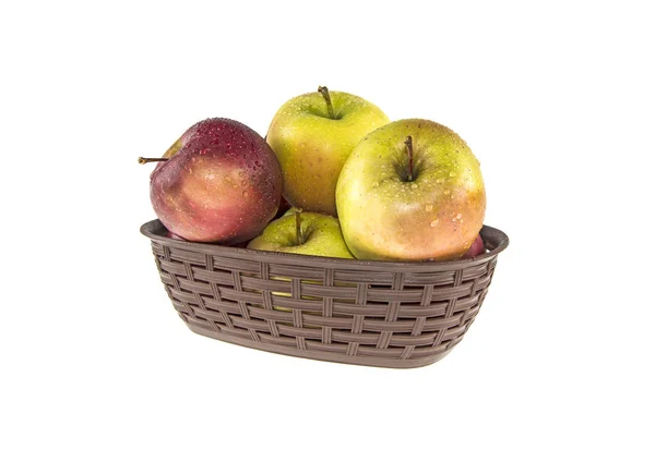 Υγρό τα μήλα σε ένα καλάθι σε λευκό φόντο — Φωτογραφία Αρχείου