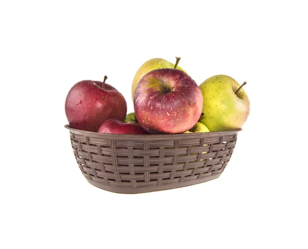Υγρό τα μήλα σε ένα καλάθι σε λευκό φόντο — Φωτογραφία Αρχείου