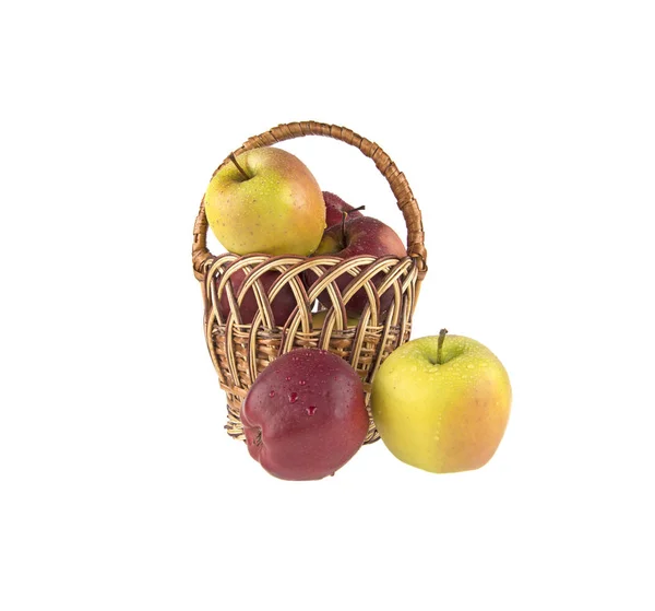Molhado, maçãs limpas em uma cesta em um fundo branco — Fotografia de Stock