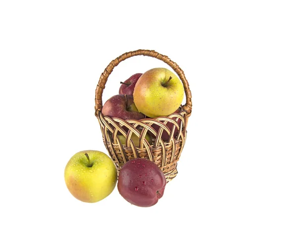 Mokre, czyste jabłka w koszu na białym tle — Zdjęcie stockowe