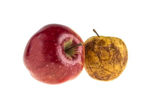 Свежие и гнилые яблоки на изолированном белом фоне — стоковое фото