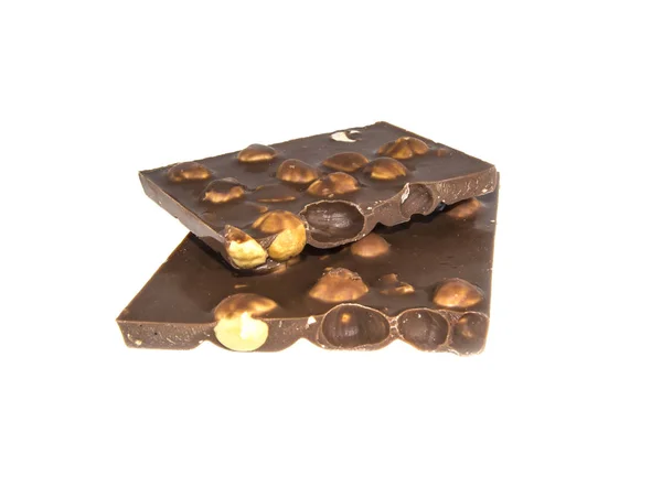 Шоколадная плитка с фундуком на изолированном белом фоне — стоковое фото