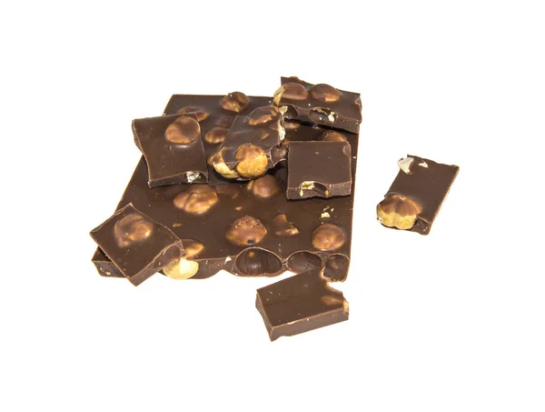 Шоколадная плитка с фундуком на изолированном белом фоне — стоковое фото