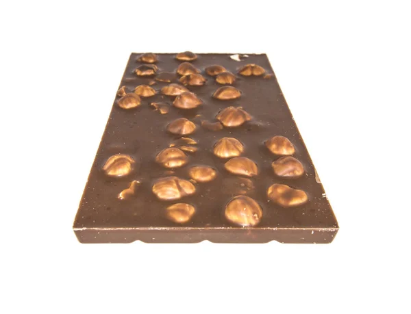 Barretta di cioccolato con nocciole su fondo bianco isolato — Foto Stock