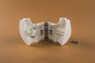 beyaz elektrik prizinden montaj