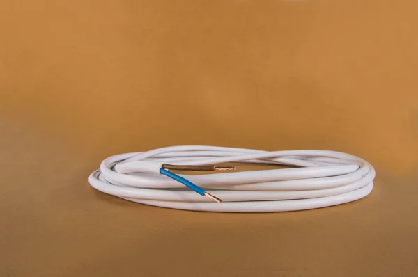 Fehér elektromos kábel a narancssárga háttérrel — Stock Fotó