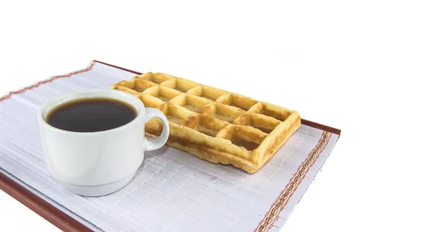 Una tazza di caffè e waffle belgi — Foto Stock