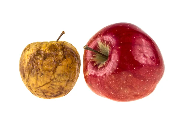 Свежие и гнилые яблоки на изолированном белом фоне — стоковое фото