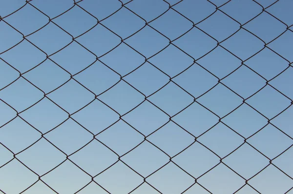 Maschendraht gegen den Himmel — Stockfoto