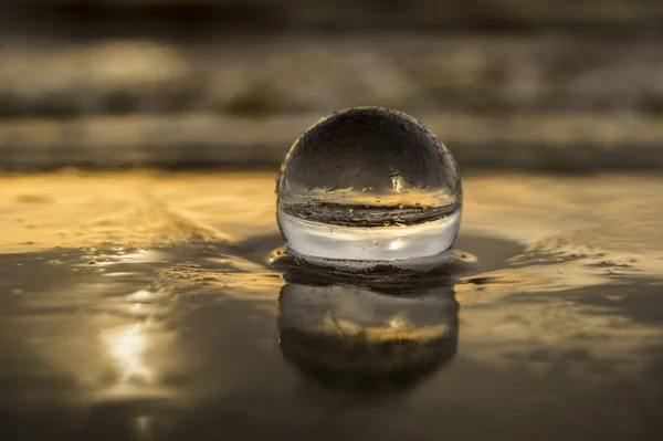 Glasboll på stranden — Stockfoto