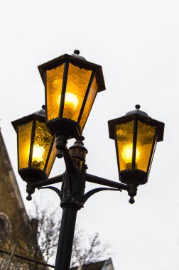 sarı eski lamba direği üç fener