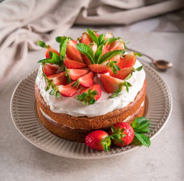 Bahar, yaz, havadar, aşk, kokusu, çiçek, doğa, güzellik, duygular, duygular, Katman İki pasta Çikolatalı lezzet, ev yapımı, kadar taze çilek, gri plaka, yakın ile dekore edilmiş, lezzetli, tatlı, yuvarlak, evde pişmiş