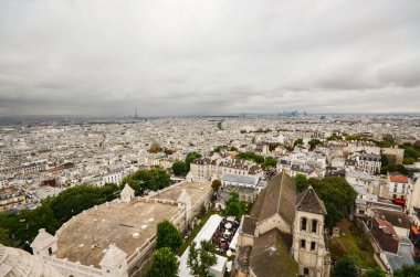 Bulutlu bir günde Paris bakan