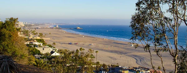 Con vistas a la playa de Santa Mónica desde el Parque Palisades —  Fotos de Stock