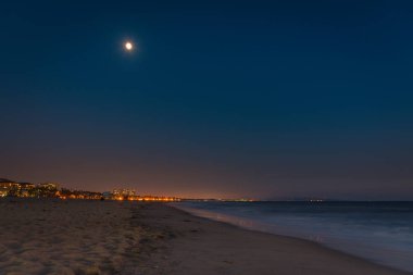 Moon Beach alev aldı.