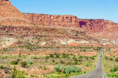 Utah Eyalet Yolu 24 Capitol Resifi Ulusal Parkı yakınında.