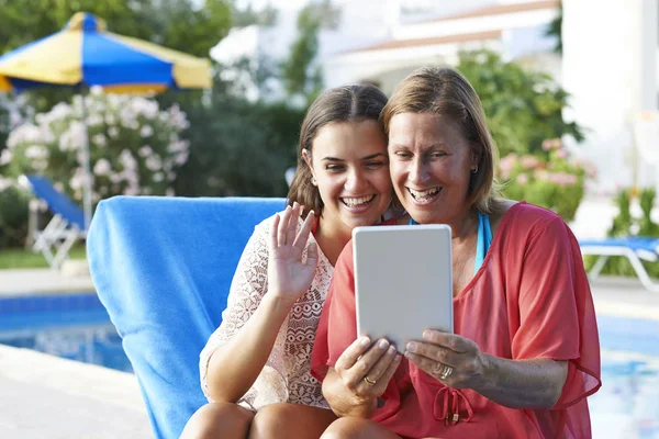 Moeder en dochter Skpying op digitale Tablet — Stockfoto