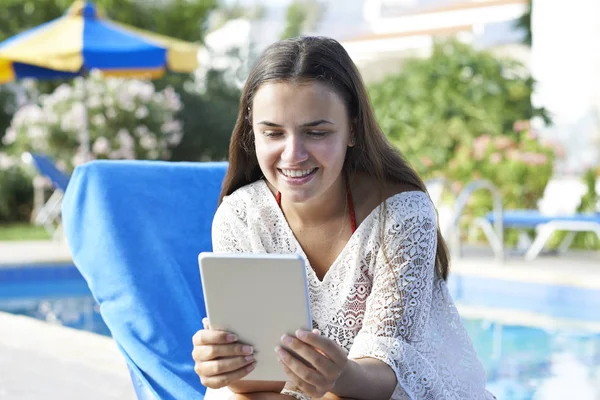 Chica joven El uso de tableta digital — Foto de Stock