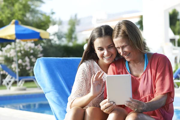 Mor och dotter Skpying på digitala tablett — Stockfoto