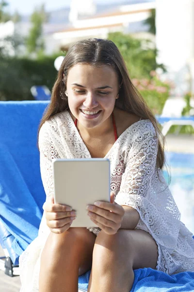 Jong meisje met behulp van digitale Tablet PC — Stockfoto