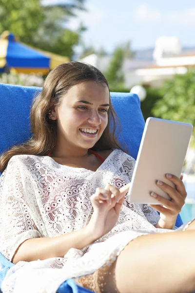 Junges Mädchen mit digitalem Tablet — Stockfoto