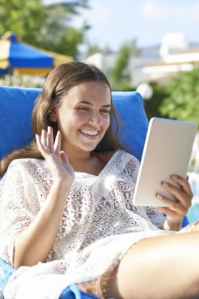 Giovane ragazza Utilizzando tablet digitale — Foto Stock