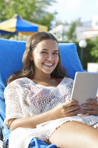 Young girl using digital tablet — Stock Photo, Image
