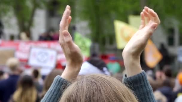 London England Maj 2019 Kvinde Klappende Hænder Viser Støtte Globale – Stock-video
