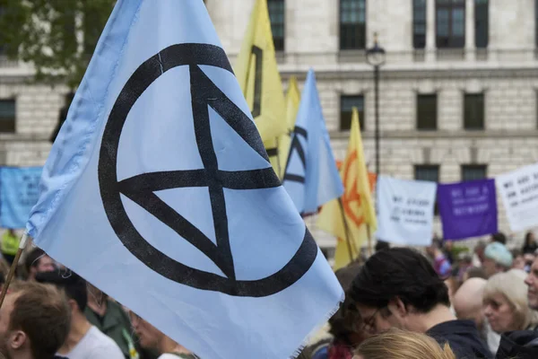 yok oluş isyan bayrağı