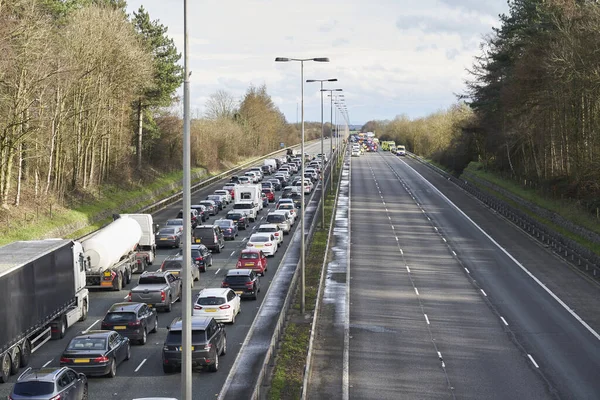 Spoedeisende Hulpdiensten Sluiten Autosnelweg Een Verkeersongeval Bij Wonen — Stockfoto