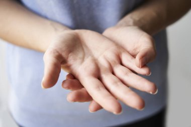 Bir kadının ellerini birbirine sürterek yakınlaşması.