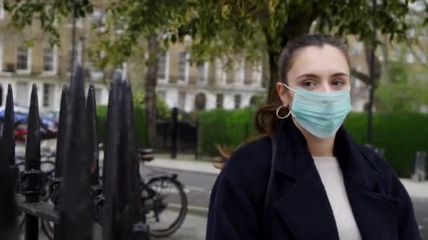 Jonge Vrouw Met Gezichtsmasker Tijdens Een Wandeling Straten Van Londen — Stockvideo