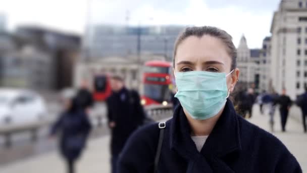 Junge Frau Trägt Gesichtsmaske Beim Gassigehen Den Straßen Londons — Stockvideo