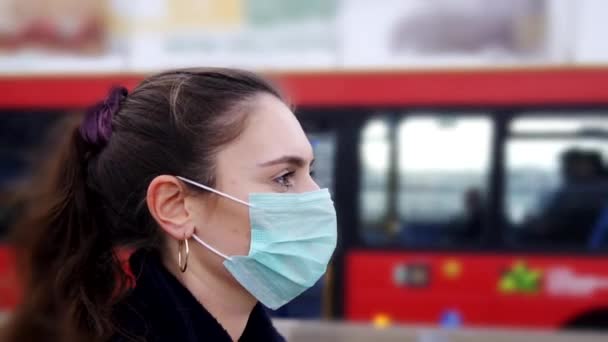 Profile Young Woman Wearing Face Mask While Walking Streets London — Stock Video