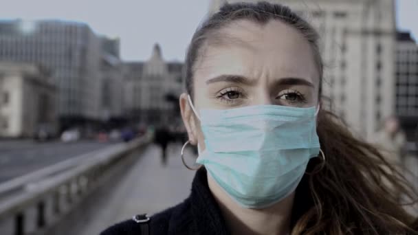 Junge Frau Mit Gesichtsmaske Auf Den Straßen Londons — Stockvideo