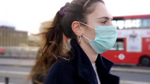 Profile Young Woman Wearing Face Mask While Walking Streets London — Stock Video