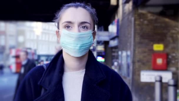 Молода Жінка Масці Під Час Прогулянки Вулицях Лондона — стокове відео
