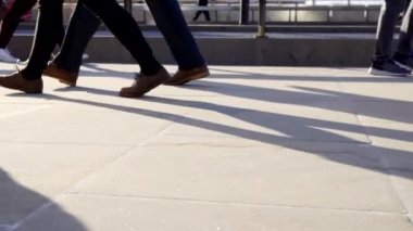 Londra 'da sokakta yürüyen insanların düşük açılı görüntüsü