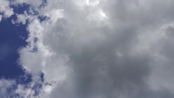 云彩带着蓝天和太阳耀斑穿过镜框的时间 — 图库视频影像