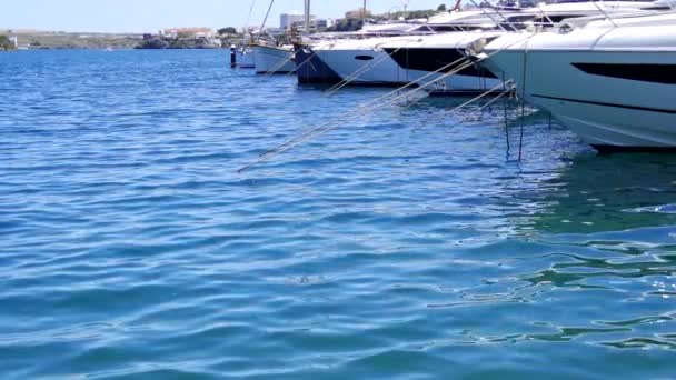 Wasser Plätschert Vor Der Schlange Von Yachten Die Hafen Festmachen — Stockvideo