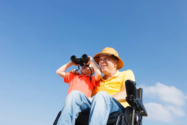 Padre e hijo con binocular — Foto de Stock