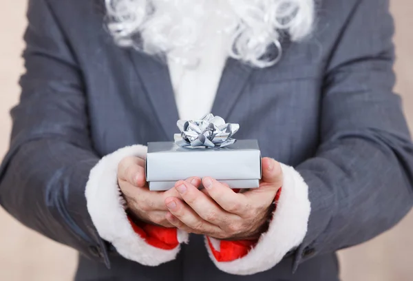 선물 상자가 있는 산타 클로스 — 스톡 사진