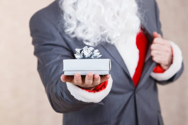 Santa Claus s dárkovou krabicí — Stock fotografie