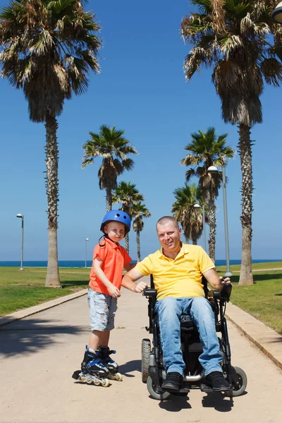 Stiamo pattinando con il figlio — Foto Stock