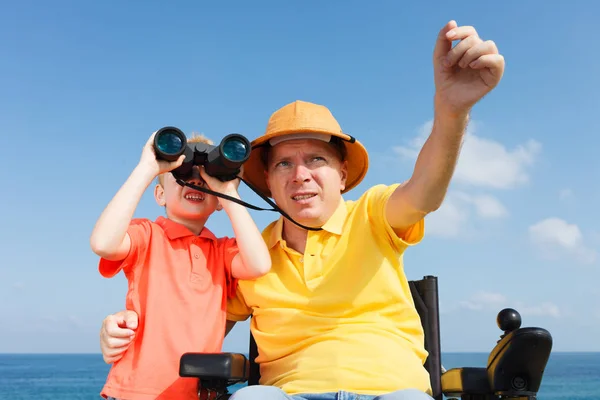 Otec a syn s binokulární — Stock fotografie