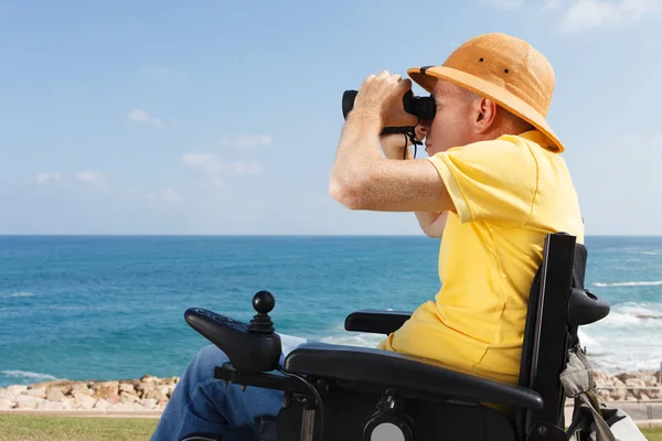 Hombre discapacitado con binocular — Foto de Stock