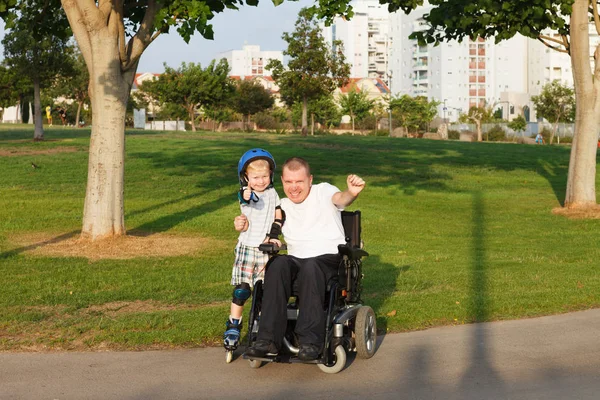 Nous faisons du roller avec son fils — Photo